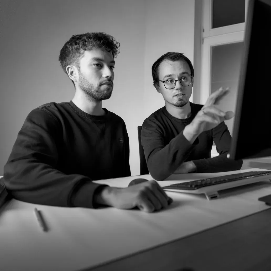 Lead to Success Geschäftsführer erklärt einen Kunden wieso er der Beste ist