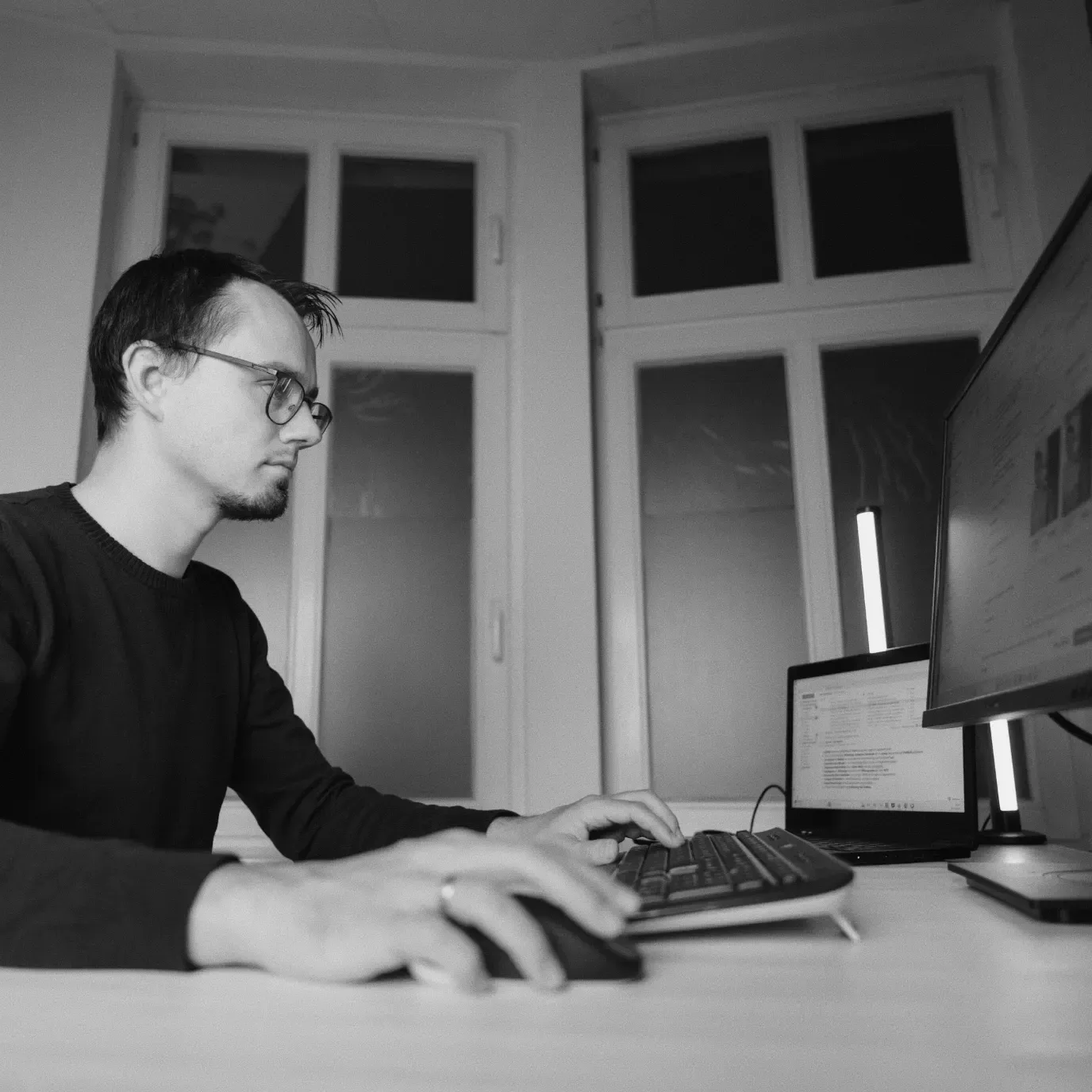 Lead to Success CEO Aleksej Herzog arbeitet